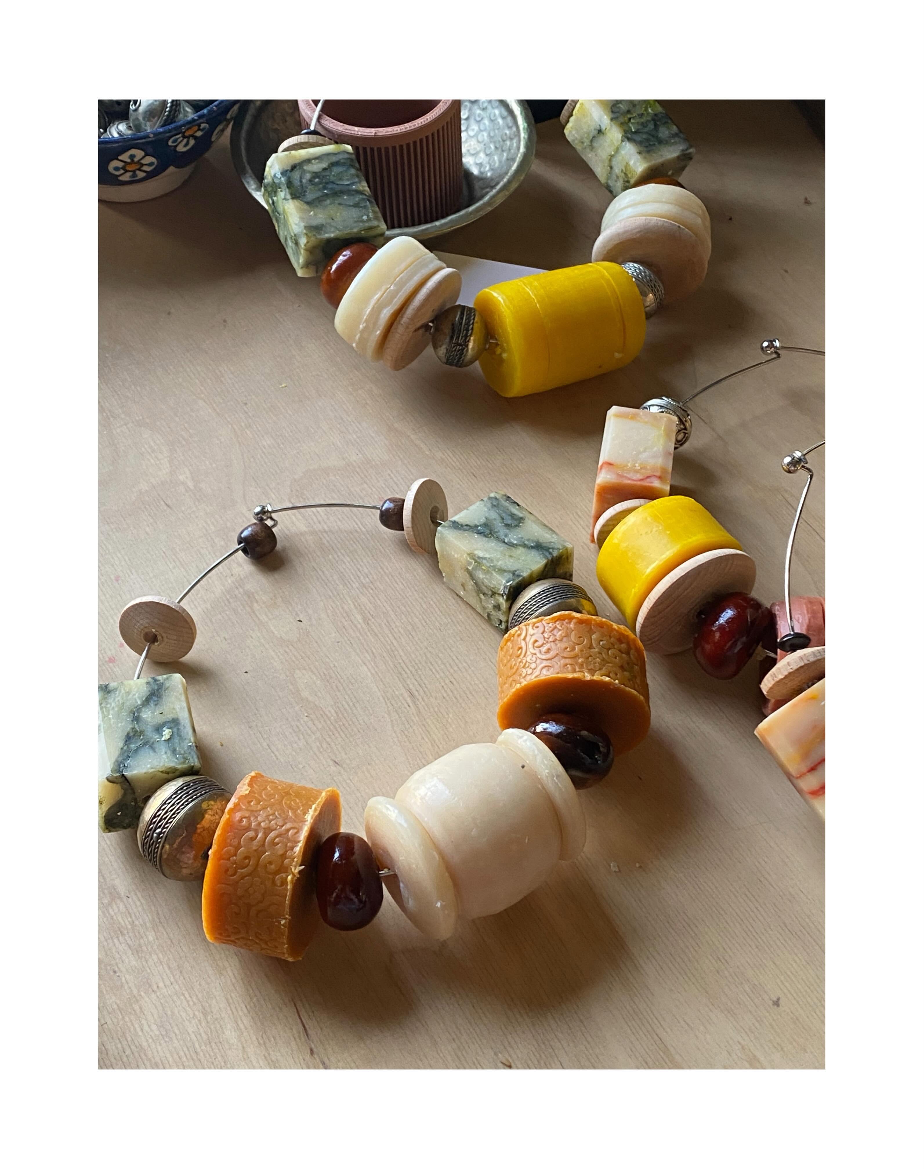 Atelier petit collier en perles de savon